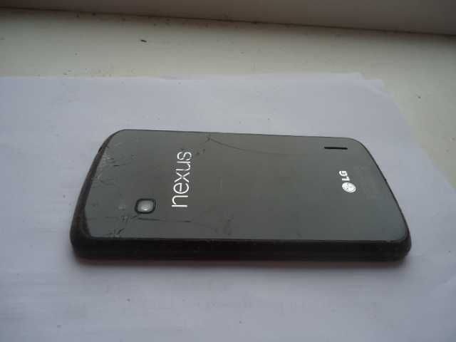 смартфон LG NEXUS 4 з акумулятором на запчастини