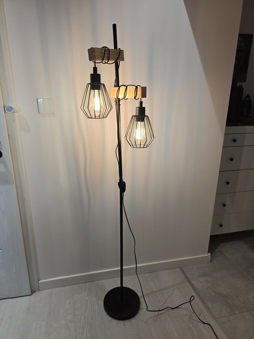 Lampa podłogowa stojąca Tabodi - czarna z drewnem, stan bardzo dobry
