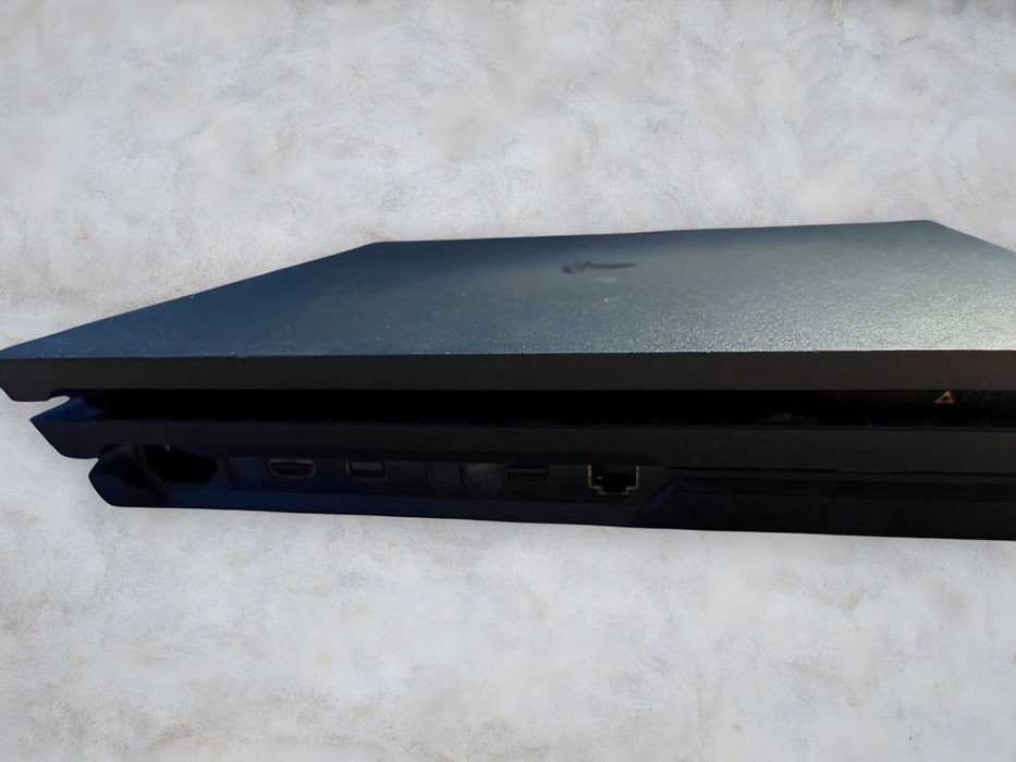 PS4 Pro 1TB + 2 pady – stan bardzo dobry