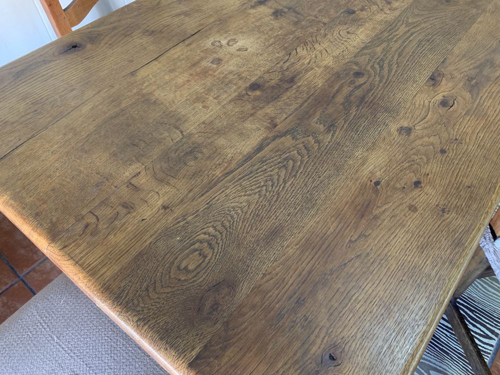 Mesa de carvalho com acabamento em ferro fundido