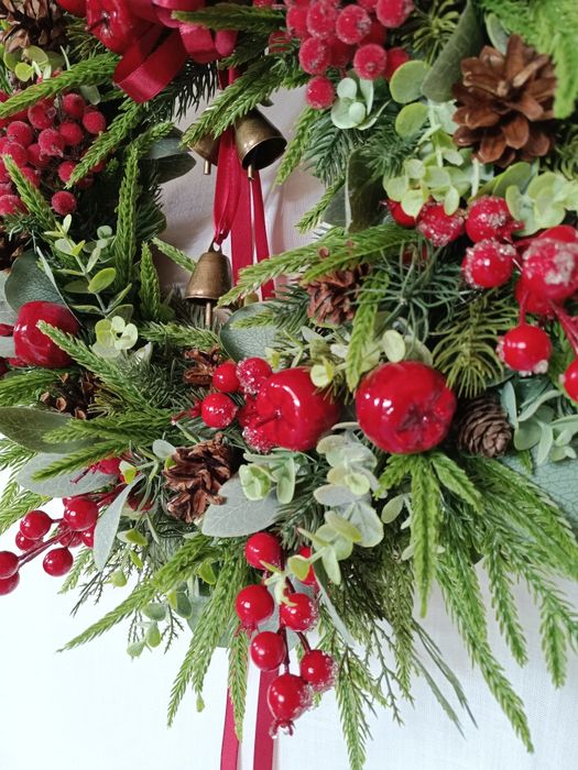 Zimowy wianek na drzwi, głóg, oszroniona jarzębina, dzwonki, jabłka