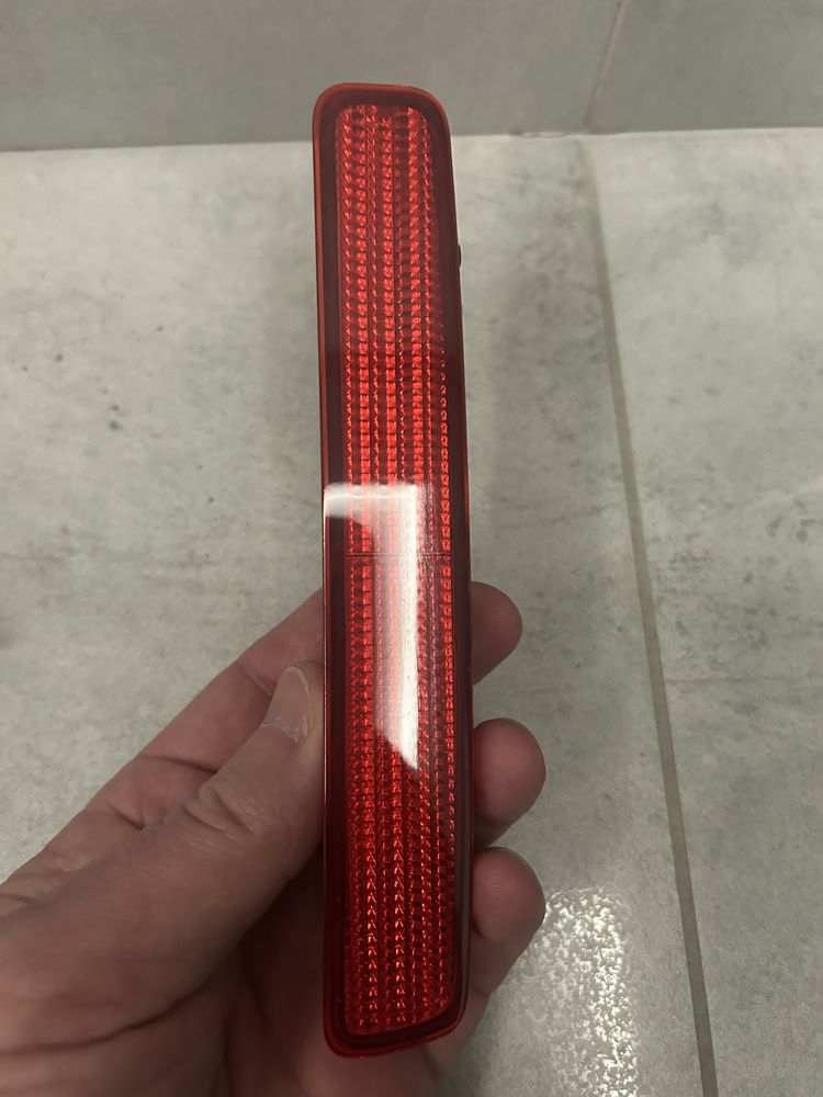 Toyota Prius V plus + odblask obrys tył zderzaka