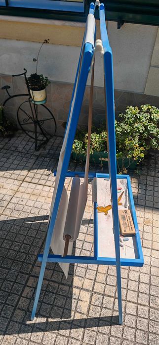 Quadro cavalete gis giz de um lado e de marcadores do outro com papel