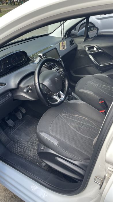 Пежо 208 2013 года