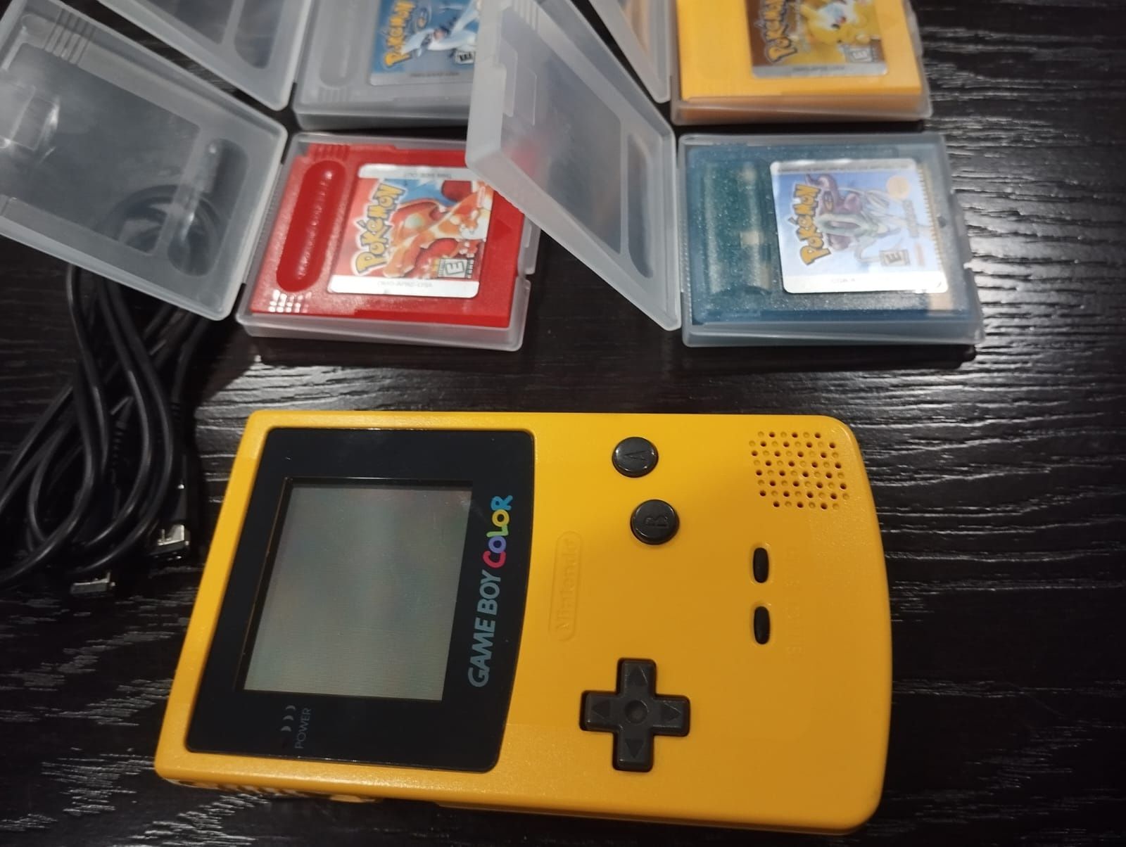 Conjunto Gameboy Color amarelo com 7 jogos Pokémon e cabo link