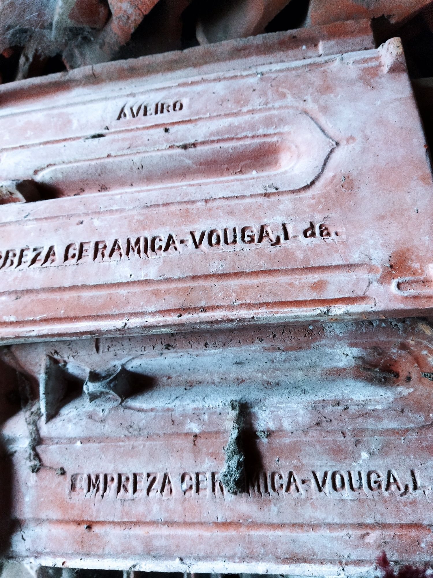Vendo telhas da empresa cerâmica de Vouga Lda.