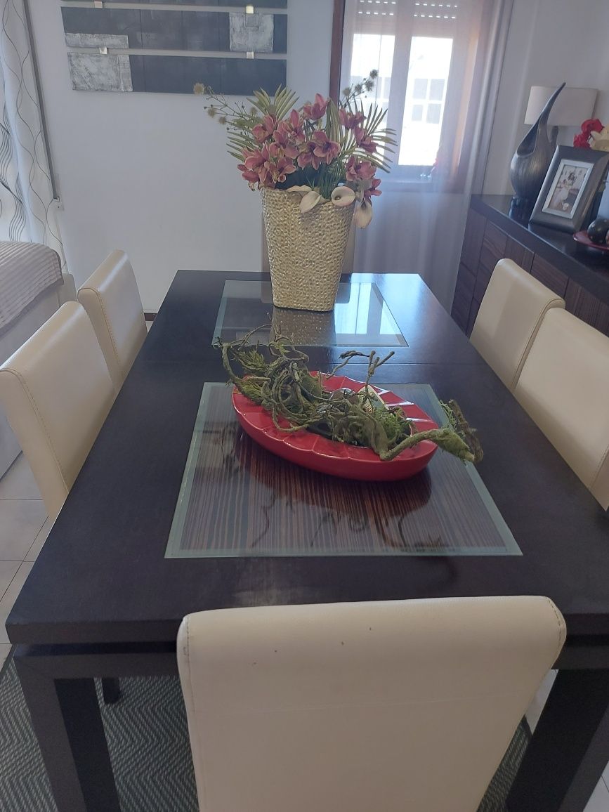 Mesa de sala de jantar com 6 cadeiras