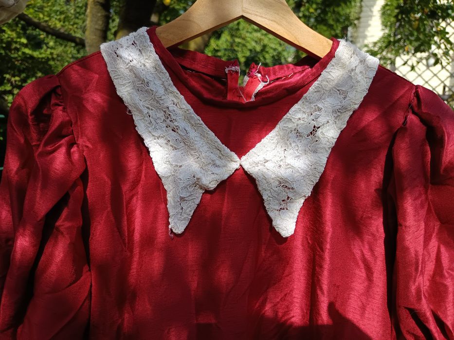 Czerwona suknia z kołnierzykiem