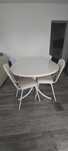 Mesa oval com 4 cadeiras