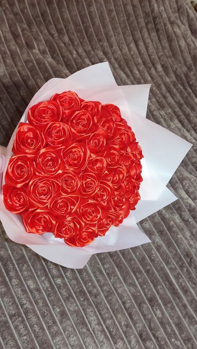 Букет з 35 троянд з атласної стрічки