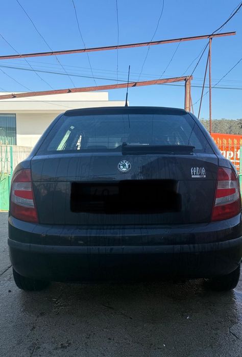 Vendo skoda 5 portas mas tá adaptado para dois lugares
