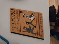 "Livro inclinado" de Peter Newell