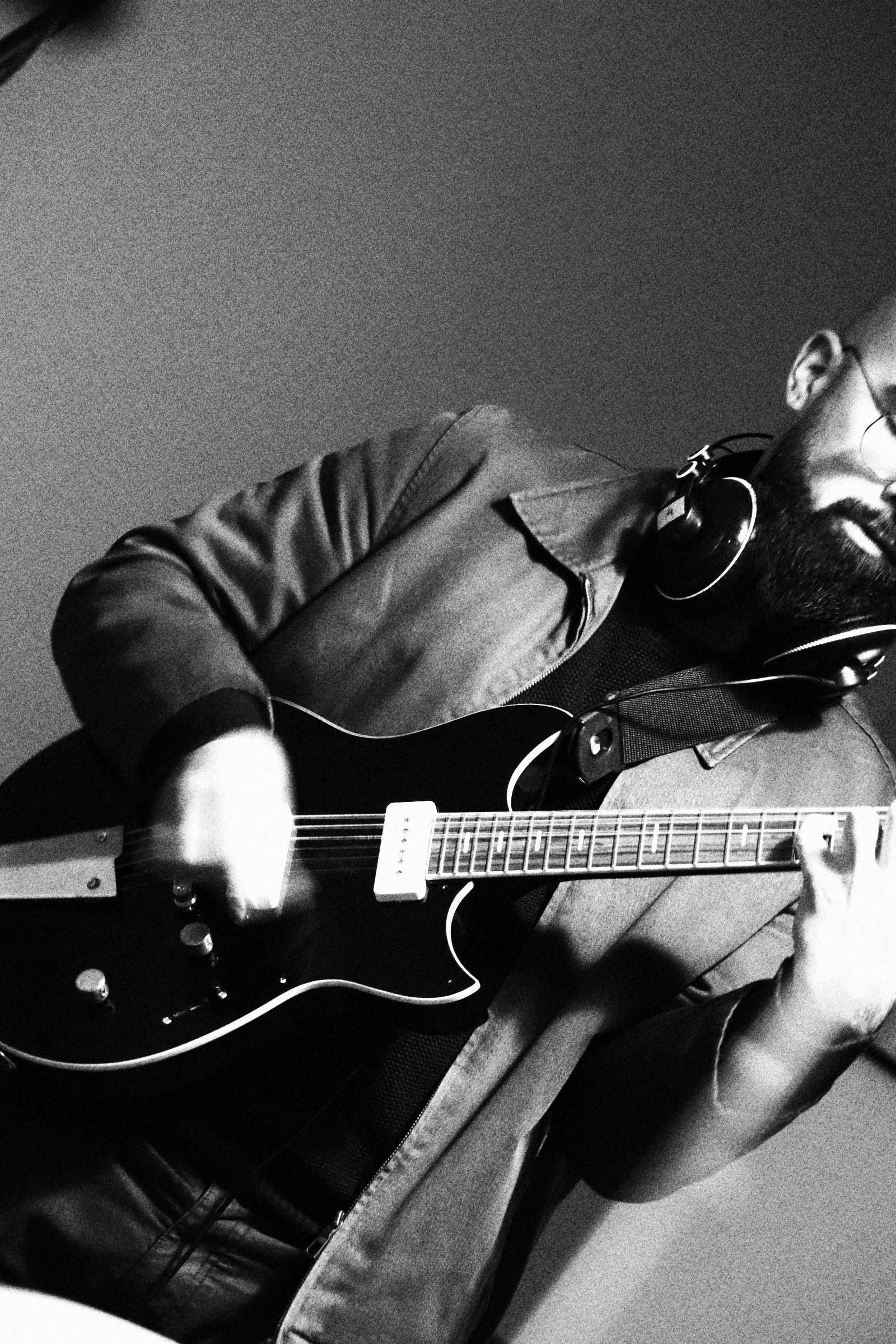 "Aulas de GUITARRA elétrica\clássica - ONLINE e ao DOMICÍLIO"