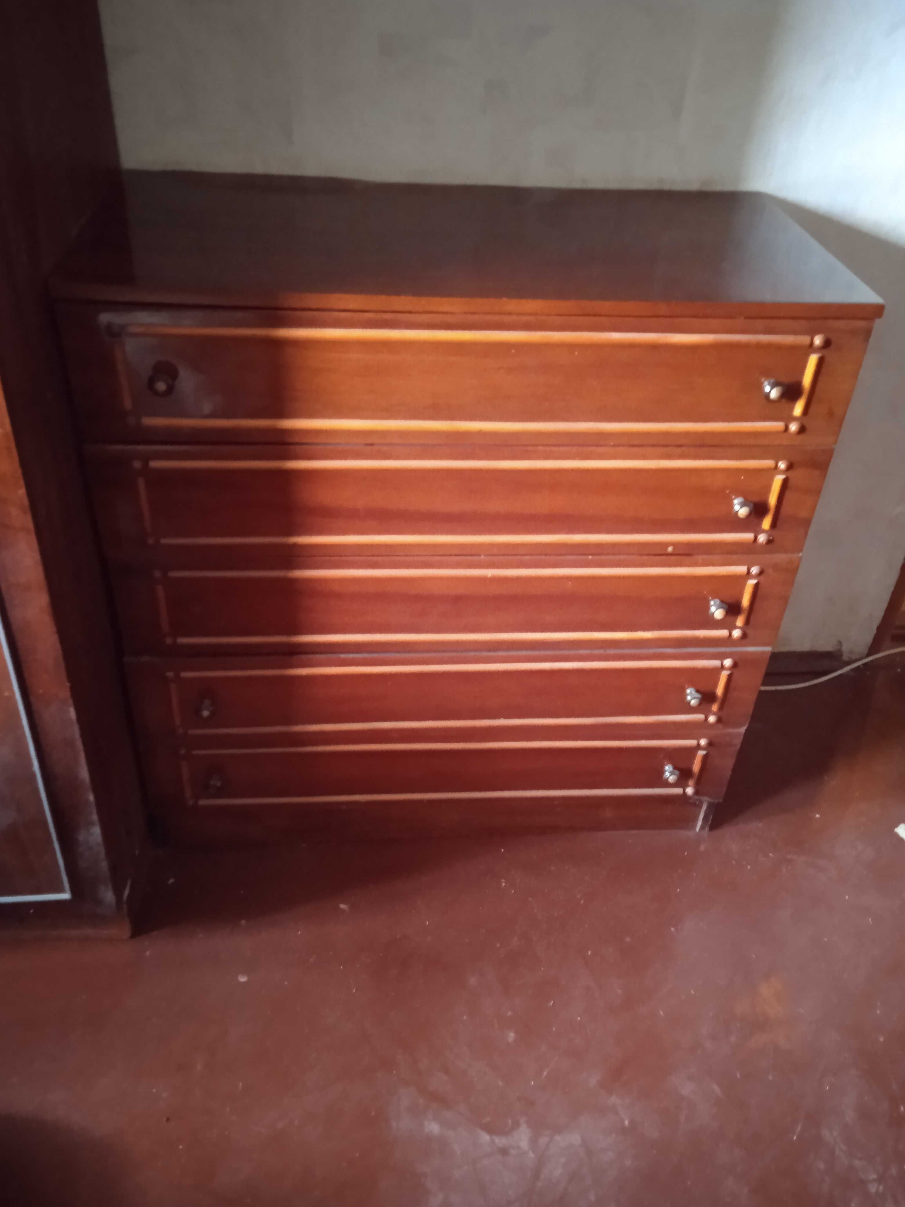 Продам спальню б/у(2кроваті, 2 шафи,комод, тріляж, 2 прикр тумби інш.)