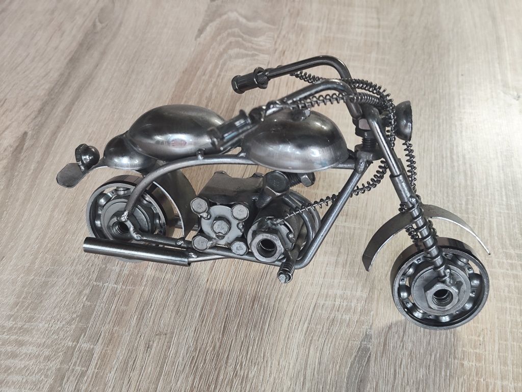 Model motocykla metalowy.