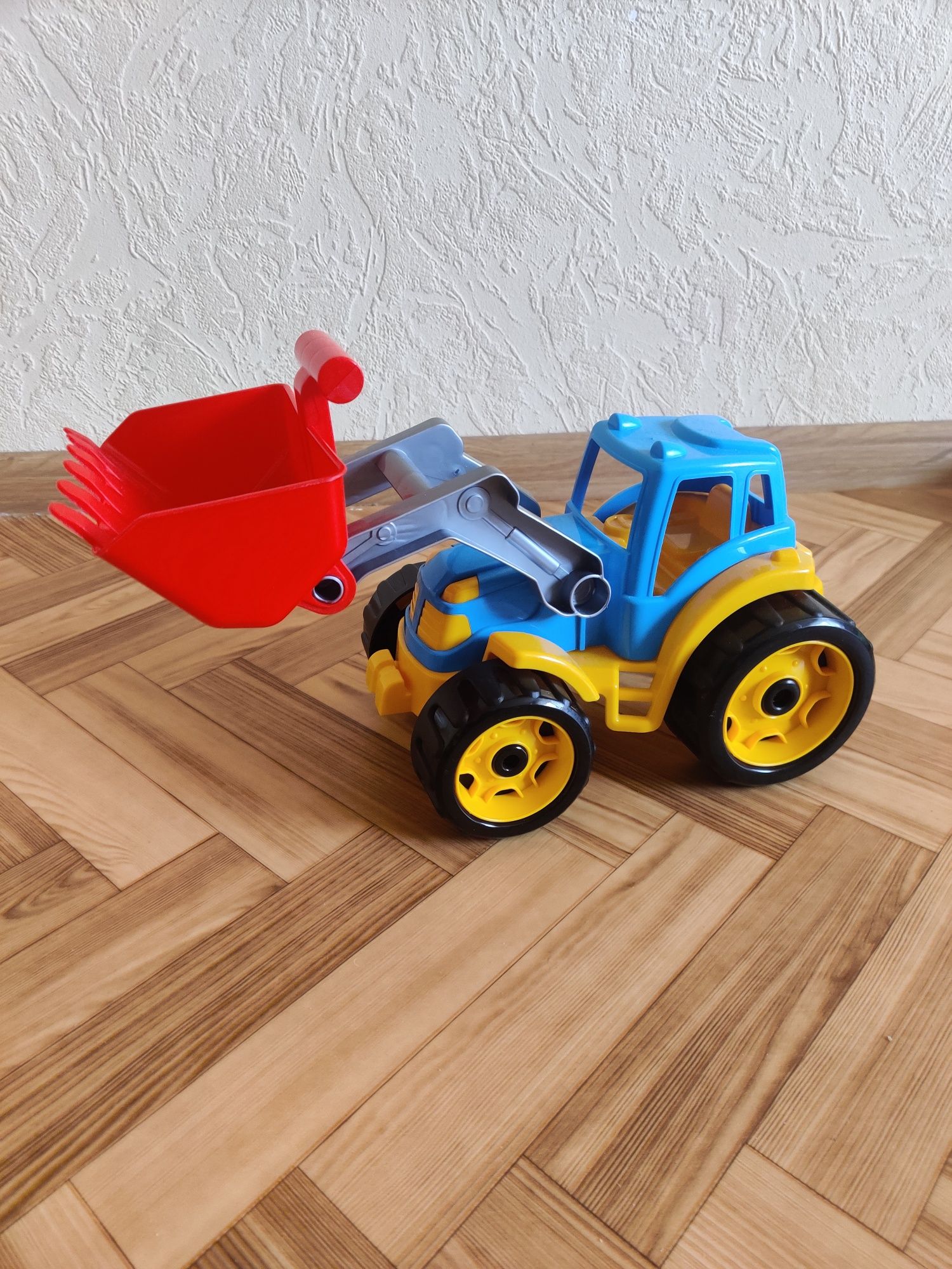 Дитячий трактор з ковшом