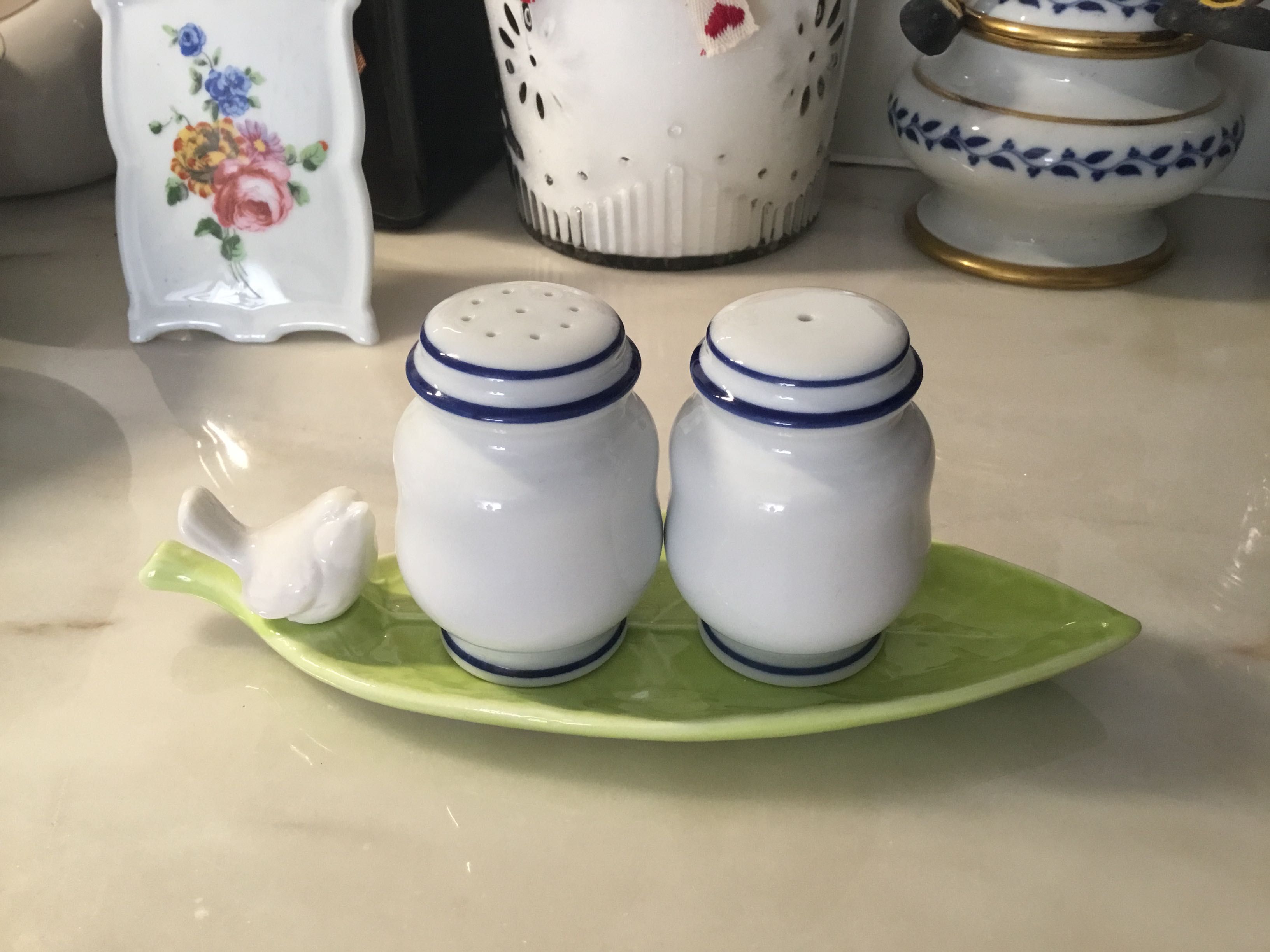 Conjunto vintage de saleiro e pimenteiro em porcelana