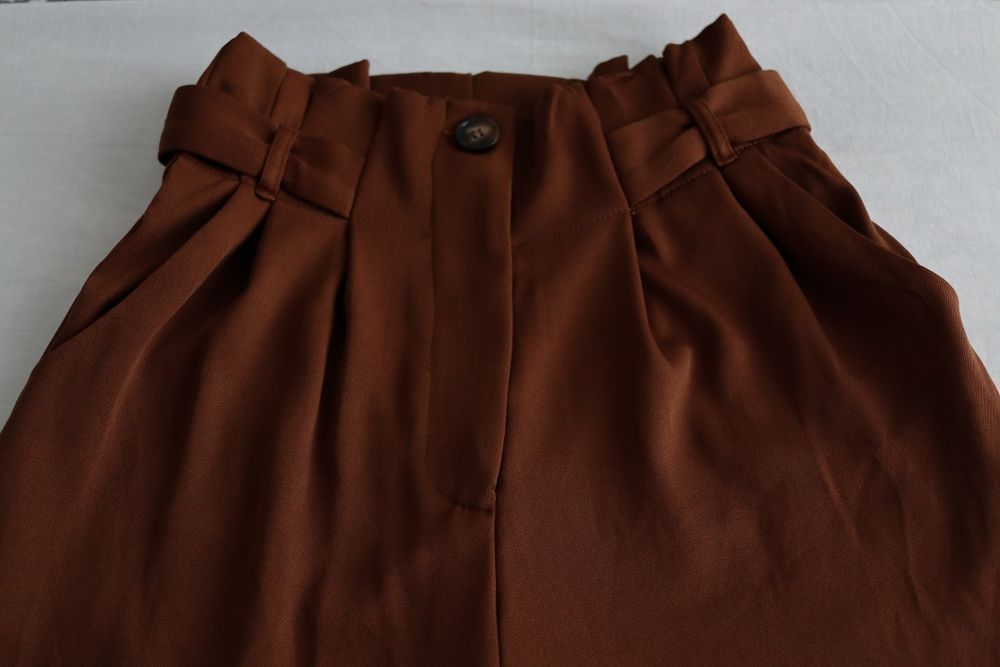 Calças de cintura subida