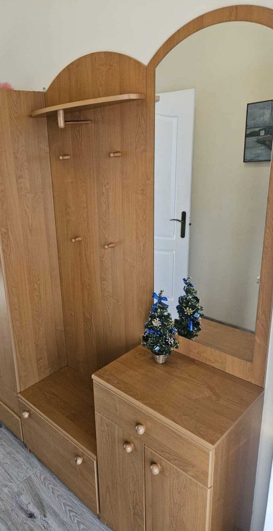 Zestaw jasnych mebli na przedpokój