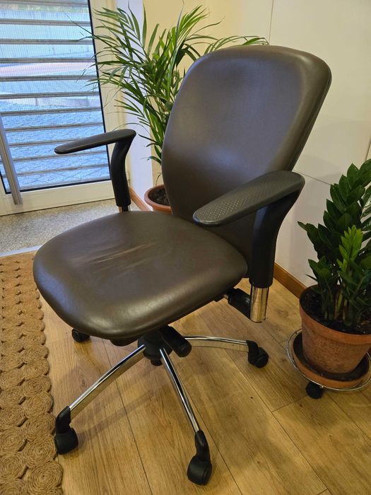 tenho para venda cadeira de escritório quase nova nunca teve uso