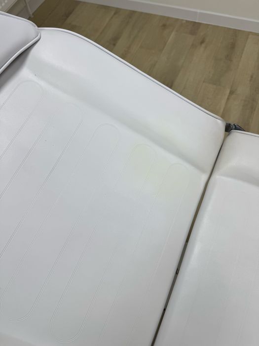 Косметологічна кушетка для салону краси.