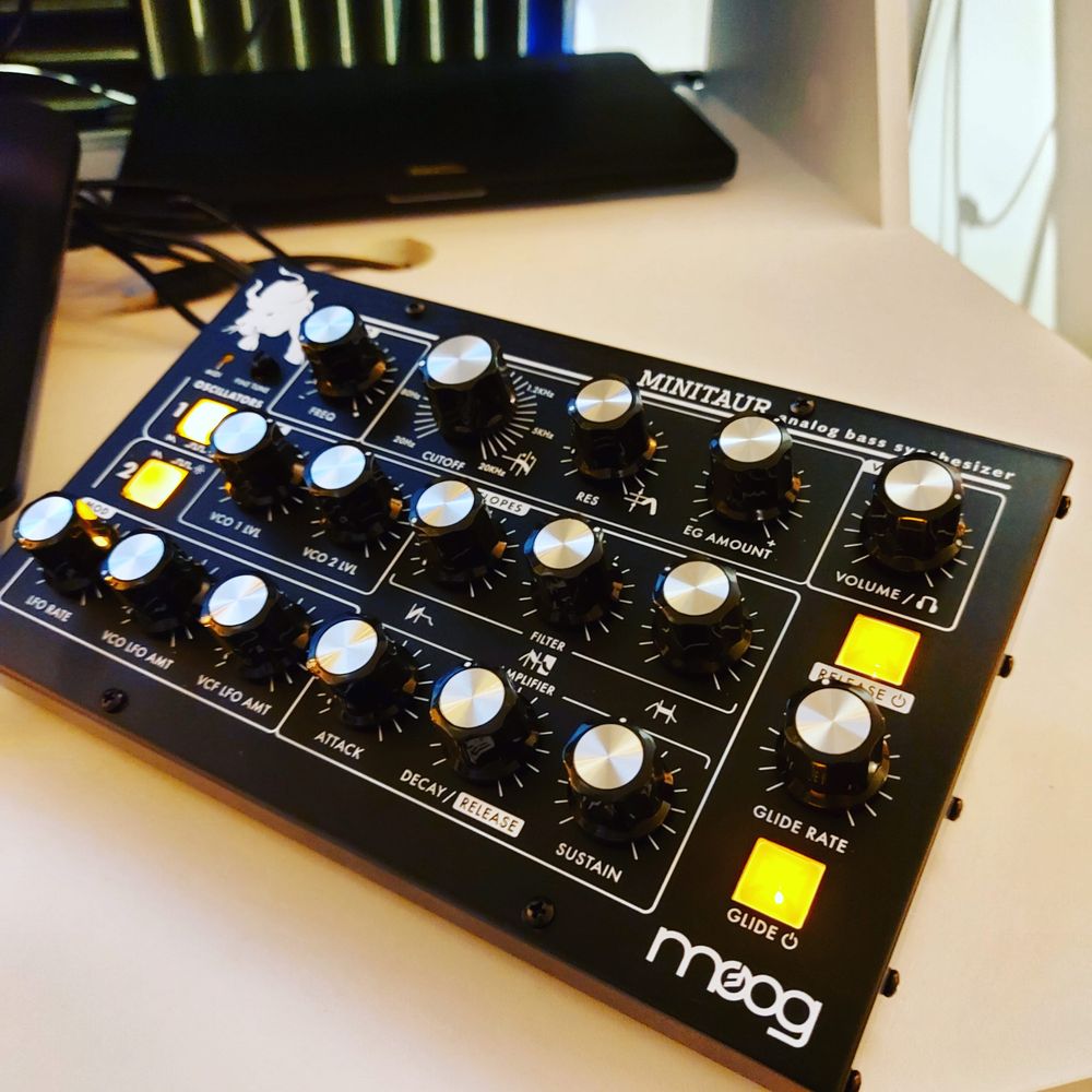 Moog Minitaur Синтезатор