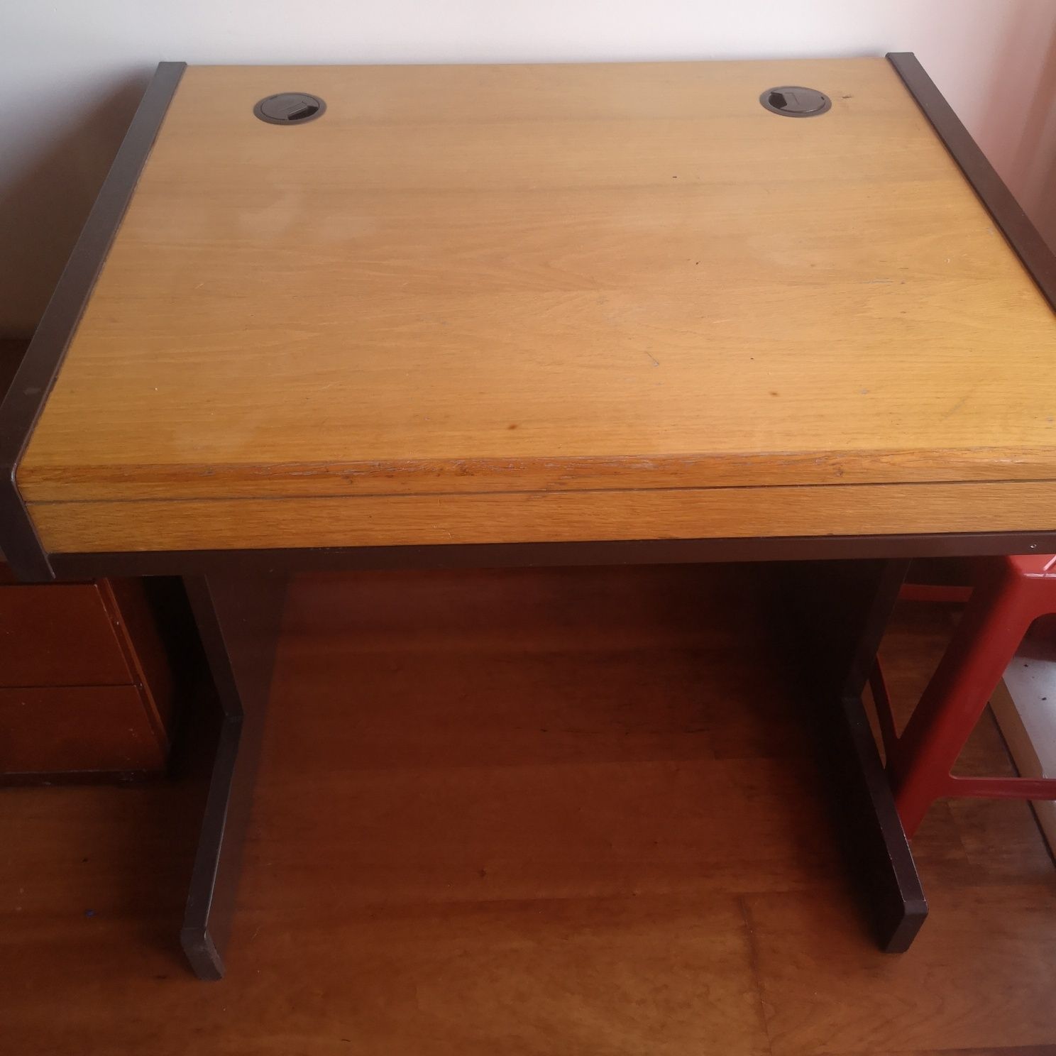 Mesa em madeira e pés metálicos