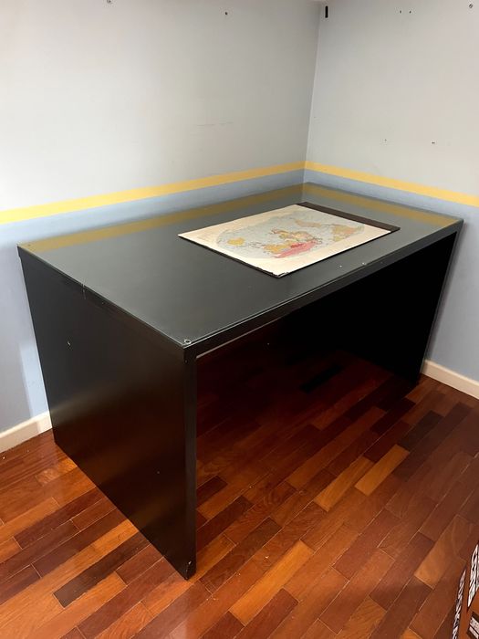 VENDO secretaria preta com vidro em cima.