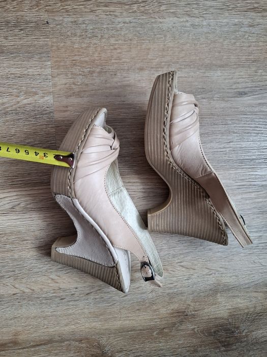 Sandały na koturnie Lasocki