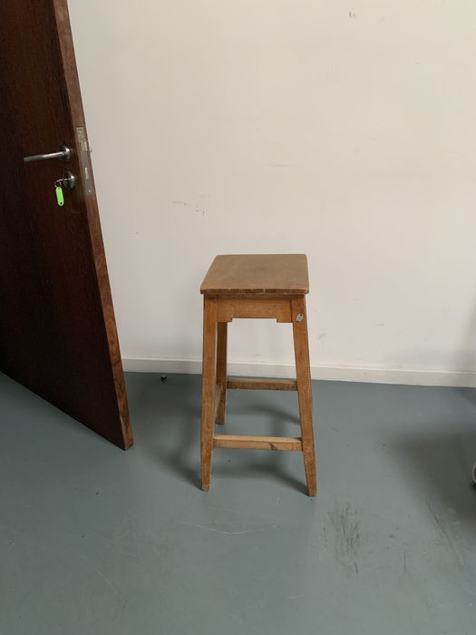 Mesa de trabalho e banco em madeira