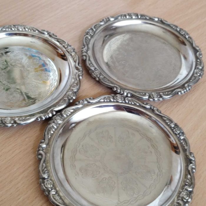 Блюдця посріблені silver plated.3 блюдця.