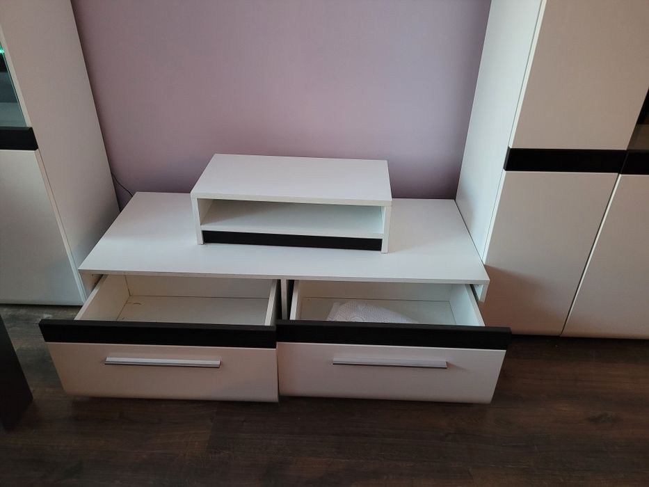 Zestaw mebli, szafka RTV, podswietlanae witrynki