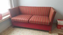 Stara sofa dwuosobowa