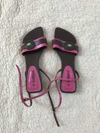 Eleganckie różowo-brązowe sandały buty na lato na niskim obcasie