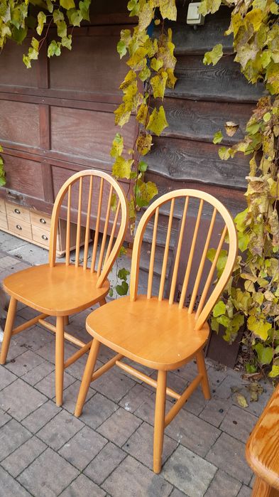 Stylowe krzesło z litego drewna sosnowego – naturalna elegancja!