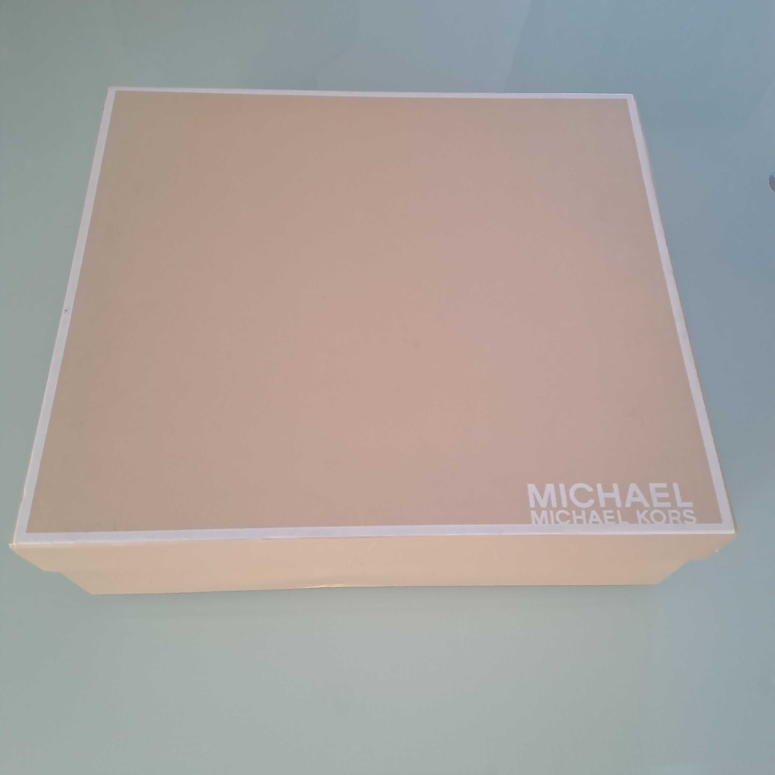 Sapatos em PELE, da Michael KORS