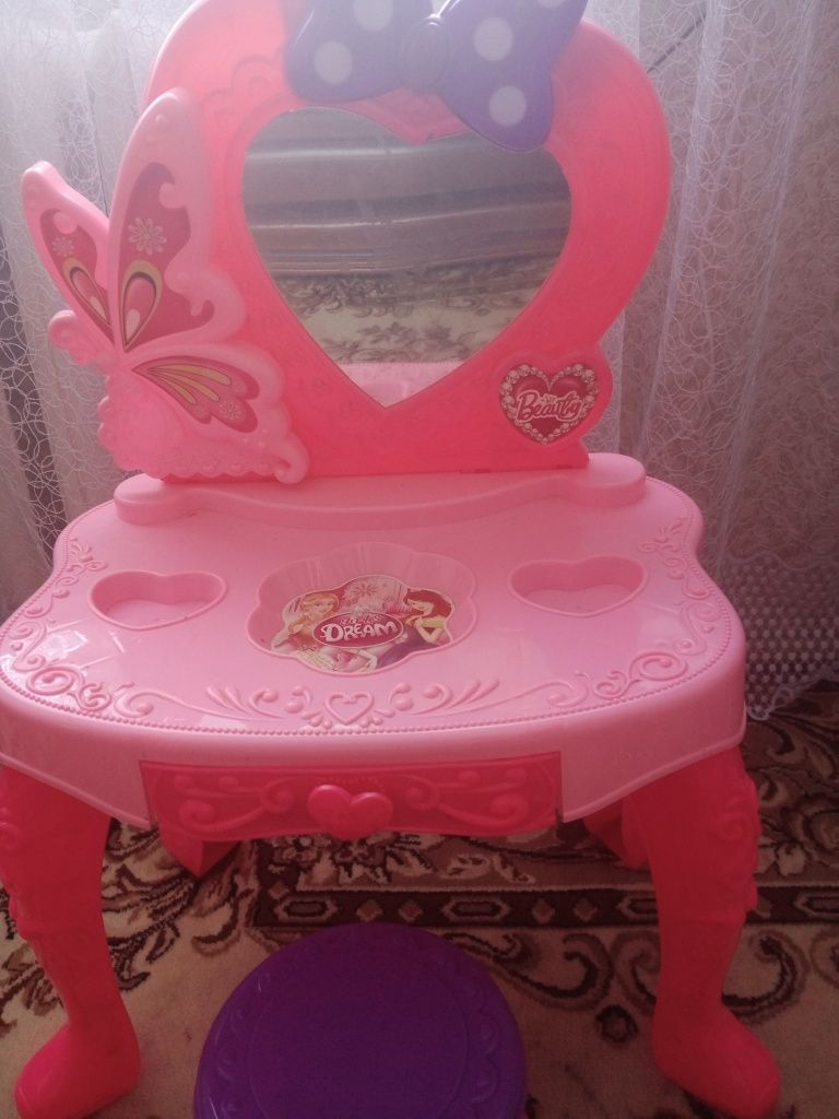 Туалетний столик для дівчинки