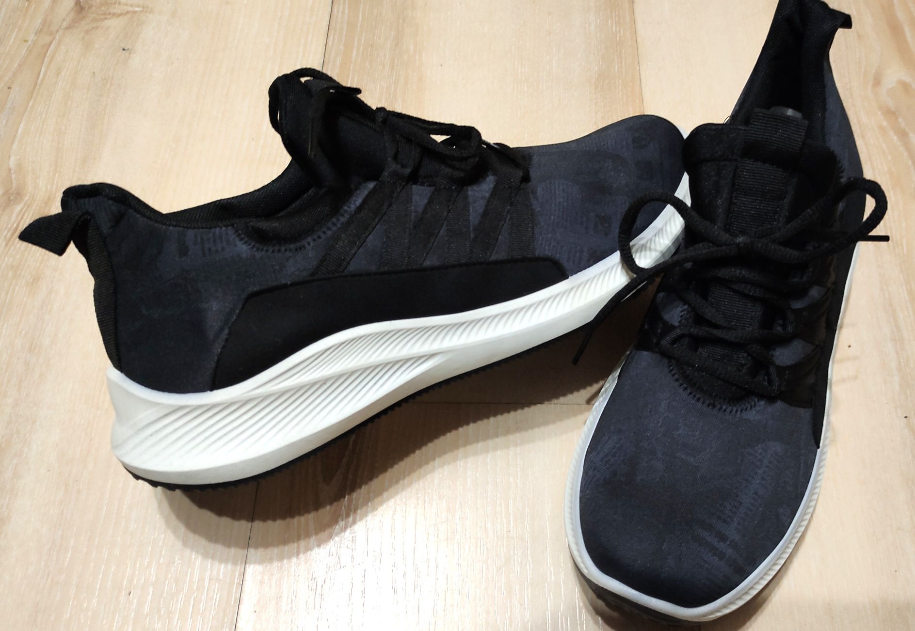 Nowe buty sportowe wkładka 26,5 cm