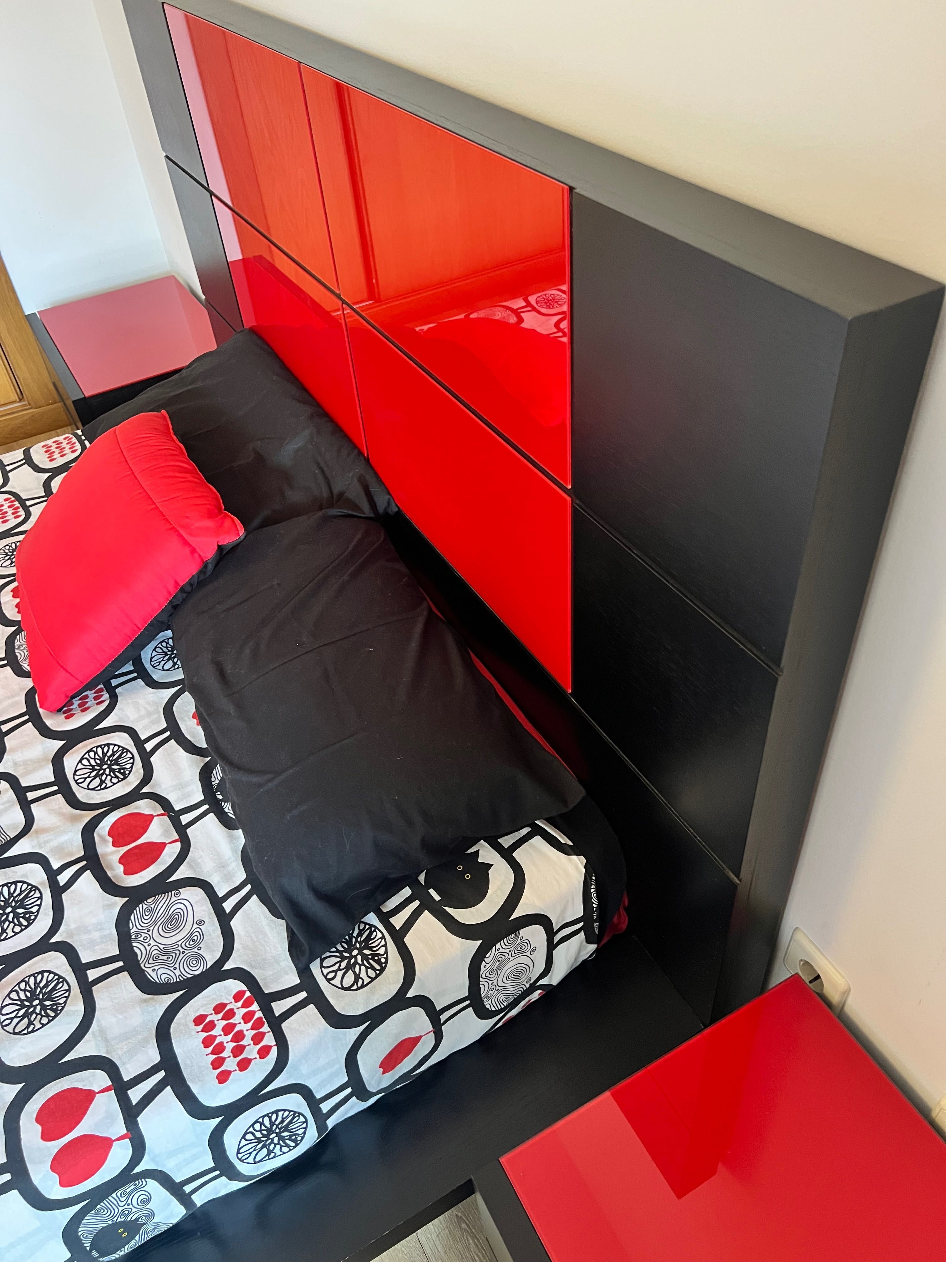Cama casal c/ estrado + colchão + 2 mesas de cabeceira