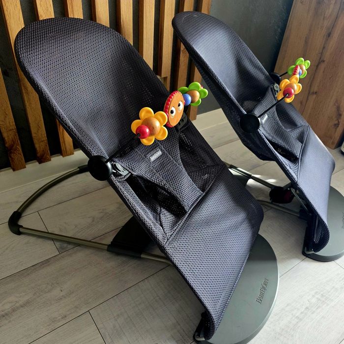 Dwa leżaczki BabyBjorn + zabawki