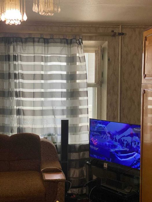 Продам 1 комн  гостинку Тополинная 10