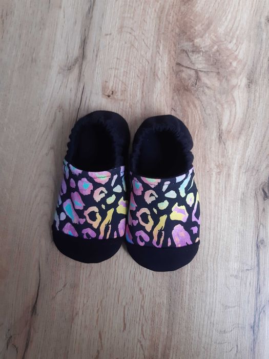 Kapcie typu barefoot, antypoślizgowe, wzór tęczowa panterka