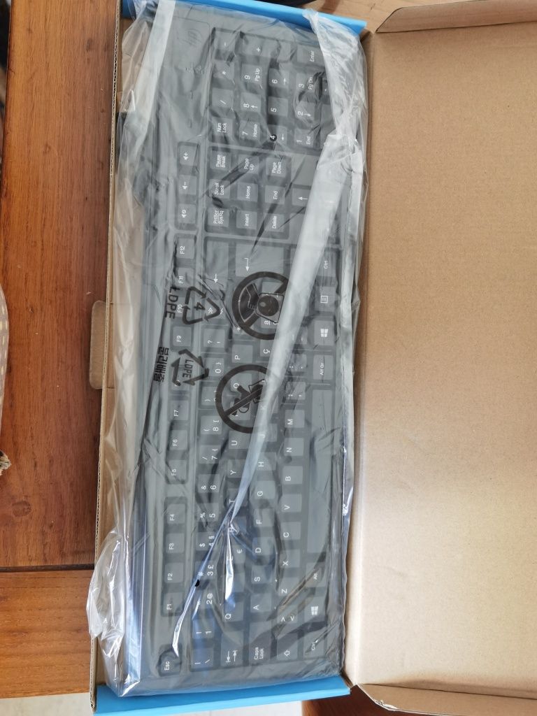 Par de Colunas verticais TEAC, Teclado com fios, rato HP caixa CD