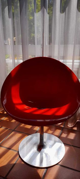 Cadeira design vermelha giratória com pé inox