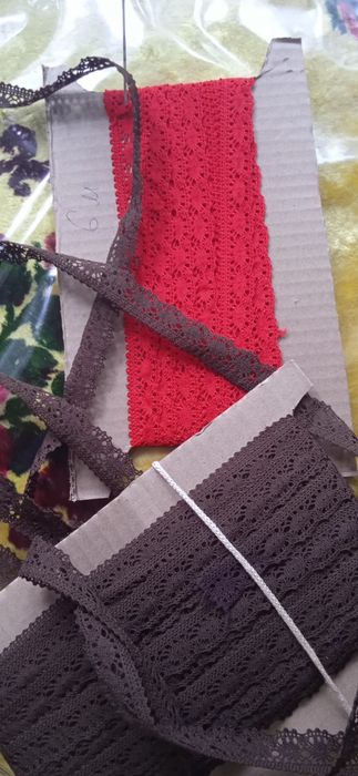 Продам тасьму червону та коричневу