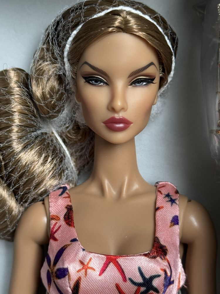 Integrity Toys Bombshell Beach Natalia Fatale Наталія Фаталь базова