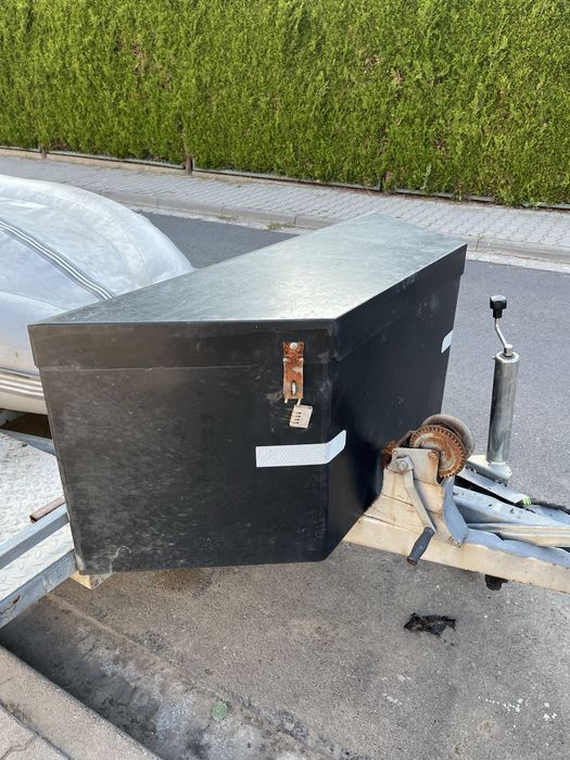 Skrzynia laweta transportowa z odpornego tworzywa szczelna