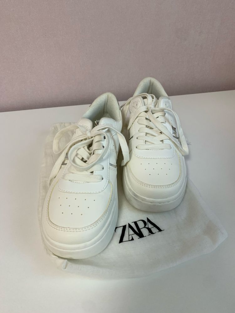 Нові жіночі кросівки Zara, білого кольору, стильні та зручні
