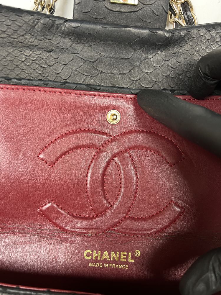 Шкіряна сумка Chanel Crocodile Shoulder Bag
