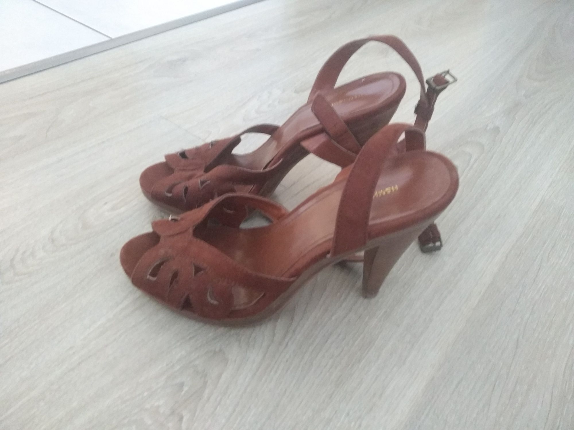 Buty na wysokim obcasie r. 39